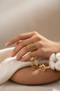 Bague ajourée dorée portée - Isivénya