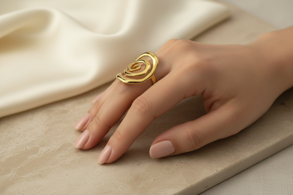 Bague spirale portée - femme raffinée