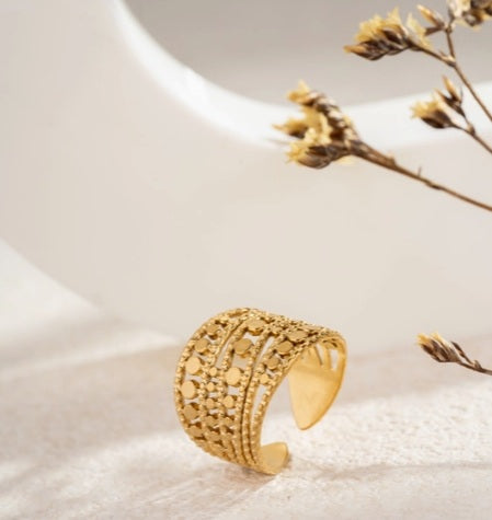 "Bague ajourée dorée en acier inoxydable - Détail du motif délicat"