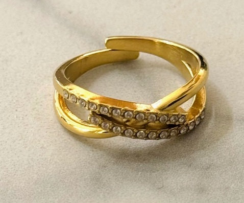 Bague Zion Entrelacée Plaqué Or 14K & Zirconia – Lumière Nomade de la Femme Libre