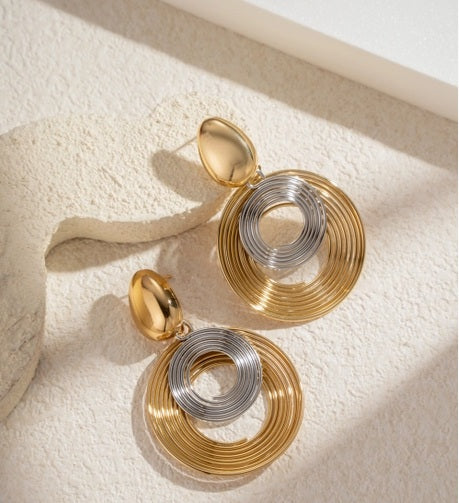 Créoles dorées à sphère acier inoxydable - Détail élégant